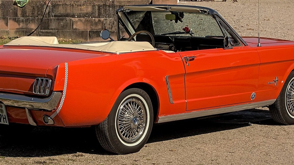 Czerwony Ford Mustang Convertible z 1965 roku z boku