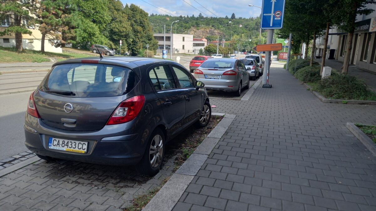 Porównanie ukraińskiej i bułgarskiej tablicy rejestracyjnej na samochodach osobowych