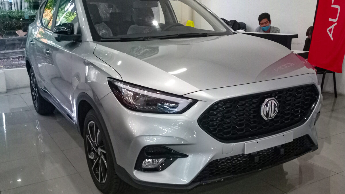 Srebrny MG ZS drugiej generacji, jeden z popularnych w Polsce modeli chińskiej marki