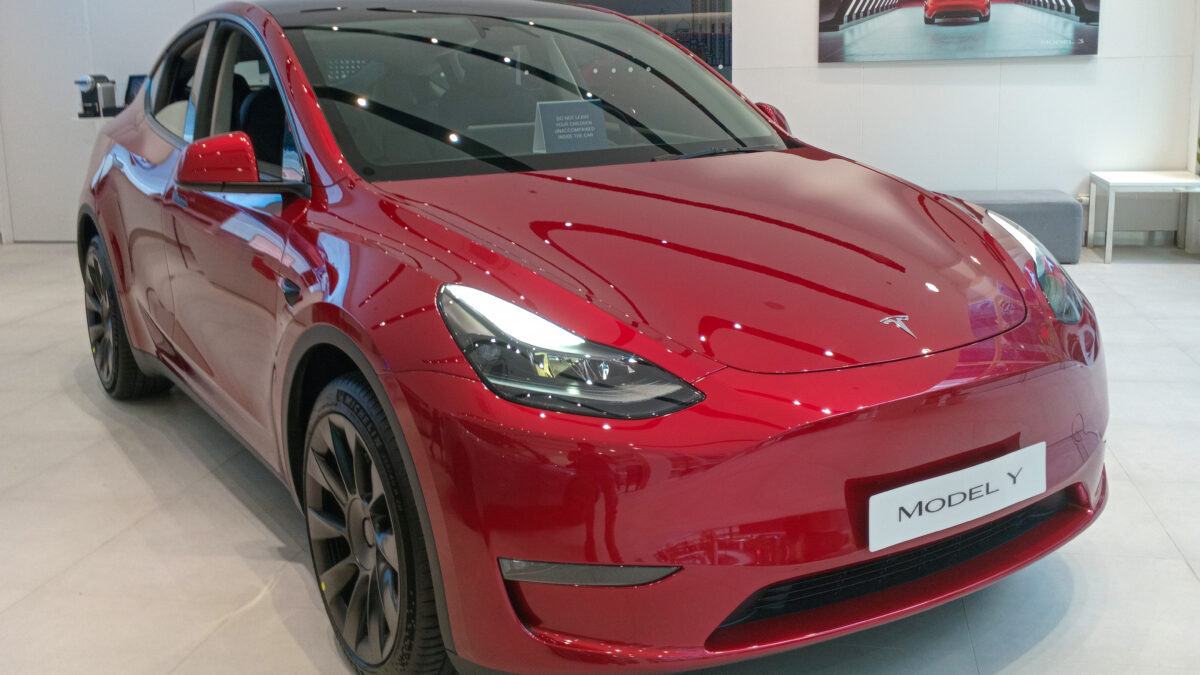 Czerwona Tesla Model Y Long Range z napędem na cztery koła, widok z przodu z prawej strony