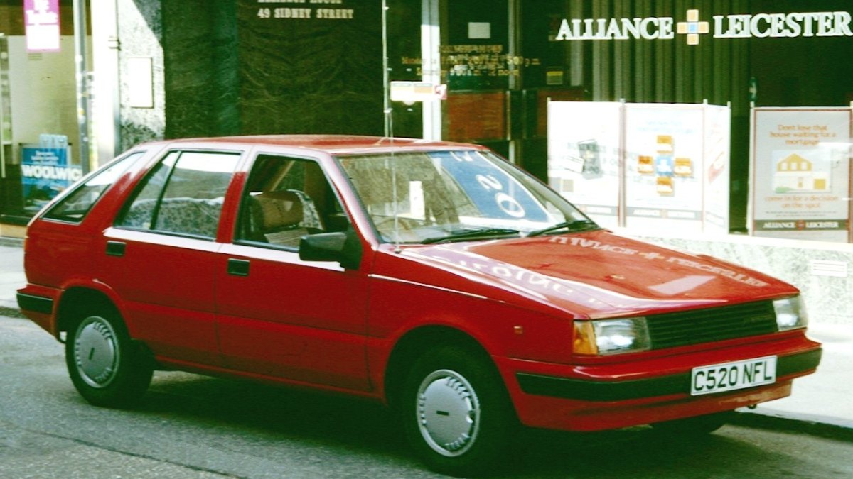 Czerwony Hyundai Pony z 1986 roku – pierwszy masowy model koreańskiej marki
