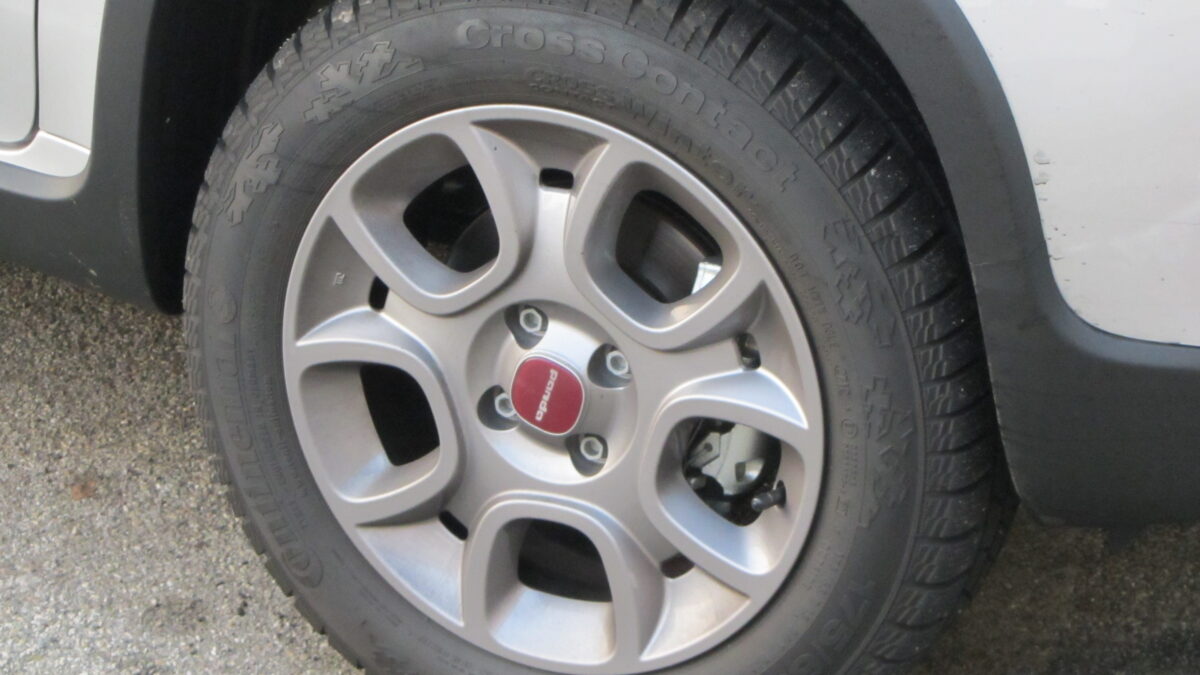 Koło Fiata Pandy 4x4 z oponą zimową, zbliżenie na bieżnik