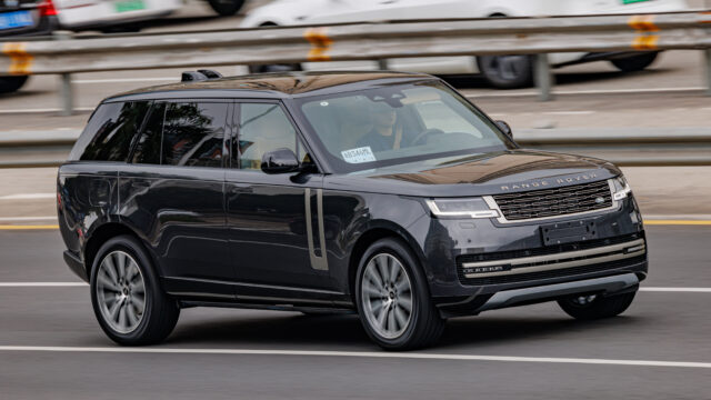 Range Rover: w USA wzywają prawie 94 tys. aut. Woda niszczy kamerę cofania