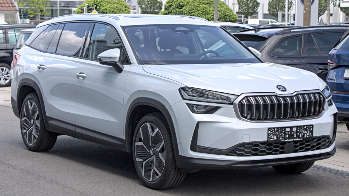 Škoda Kodiaq drugiej generacji, widok z przodu i z boku