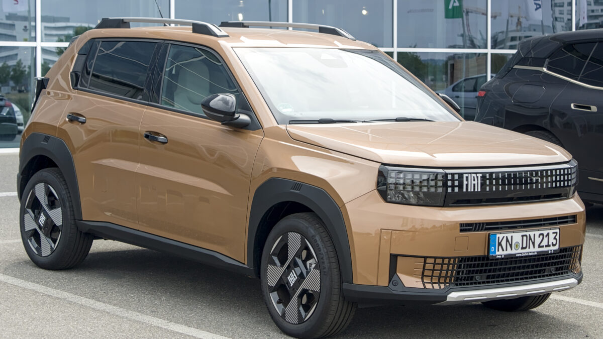 Fiat Grande Panda z napędem hybrydowym, widok z przodu i z boku