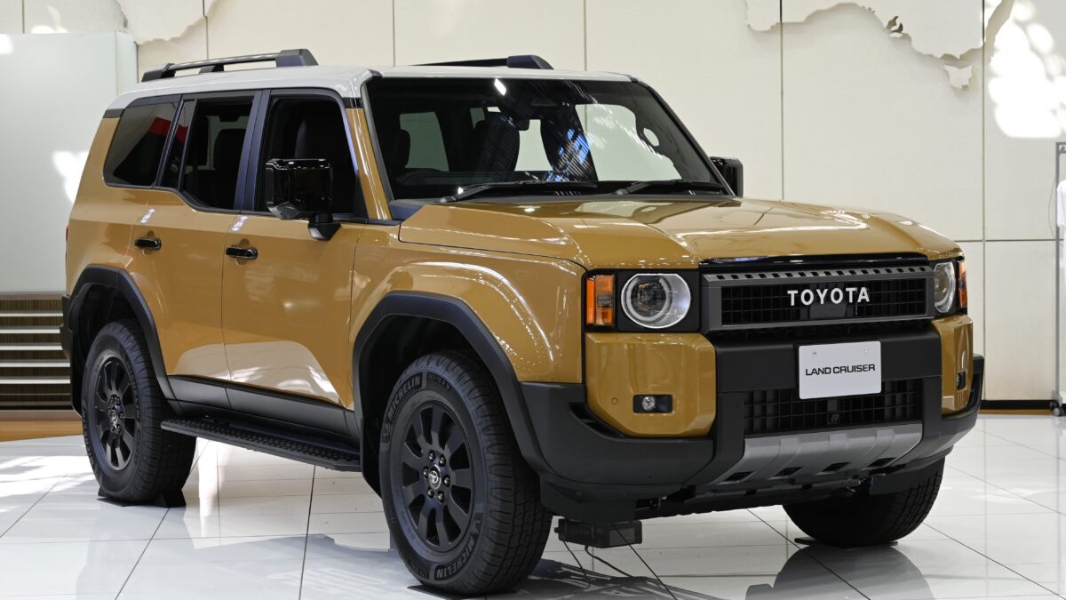 Toyota Land Cruiser 250 w wersji ZX First Edition, widok z przodu i z boku