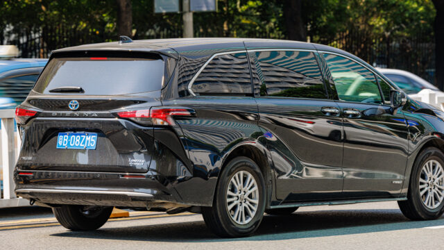 Toyota wzywa w USA 228 tys. Sienn Hybrid. Oparcia drugiego rzędu mogą się odblokować