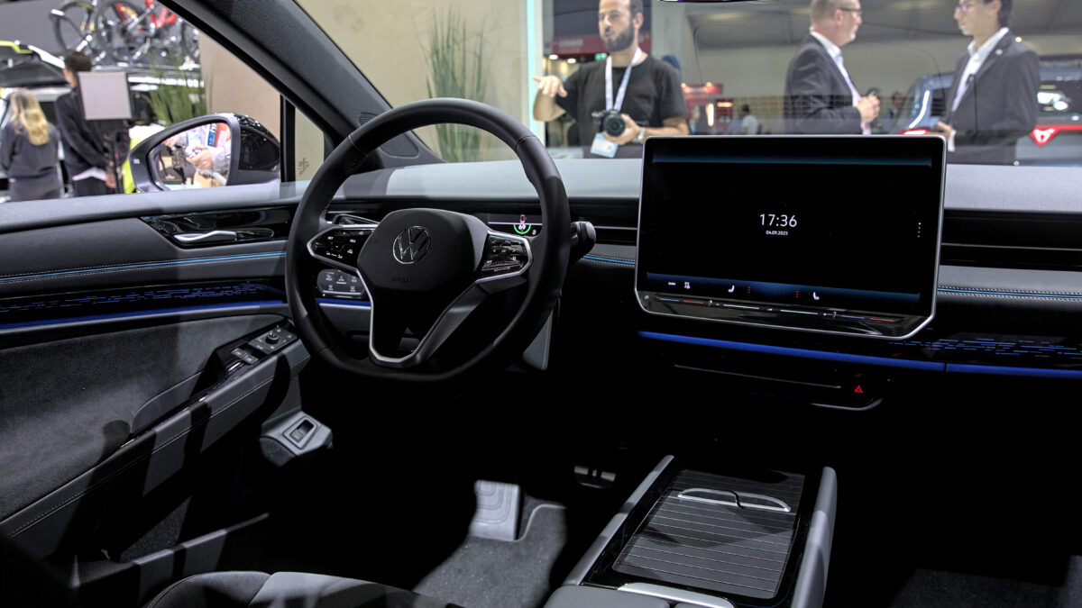 Volkswagen ID.7 na stoisku targów IAA 2023, widok z przodu i z boku