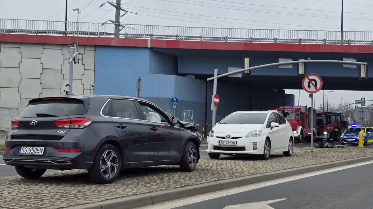 Miejsce zderzenia dwóch samochodów osobowych z udziałem służb ratunkowych na ulicy w Gliwicach